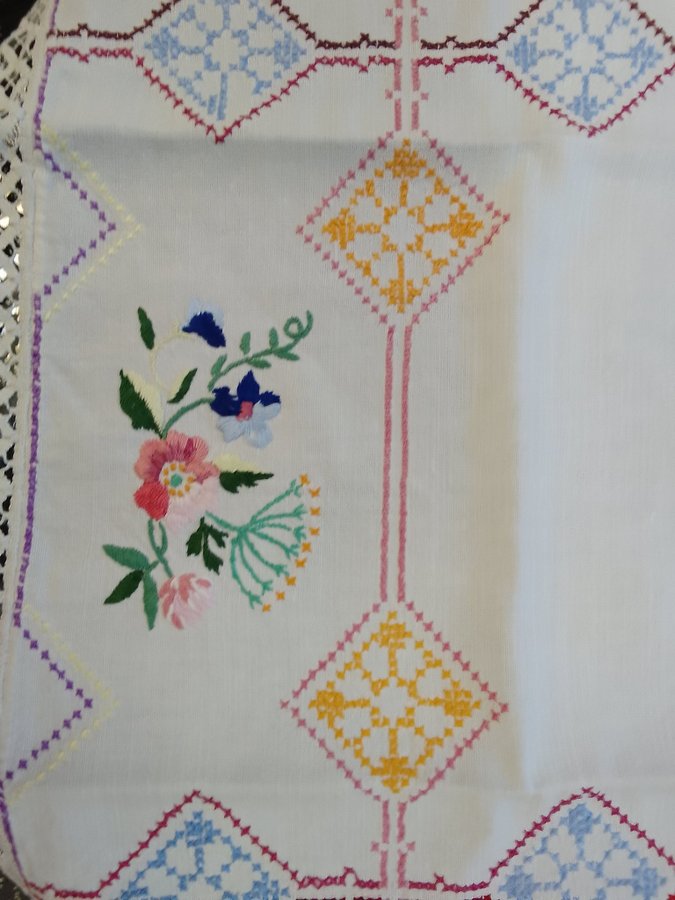 Handbroderad duk med spets ca 55 x 55 cm