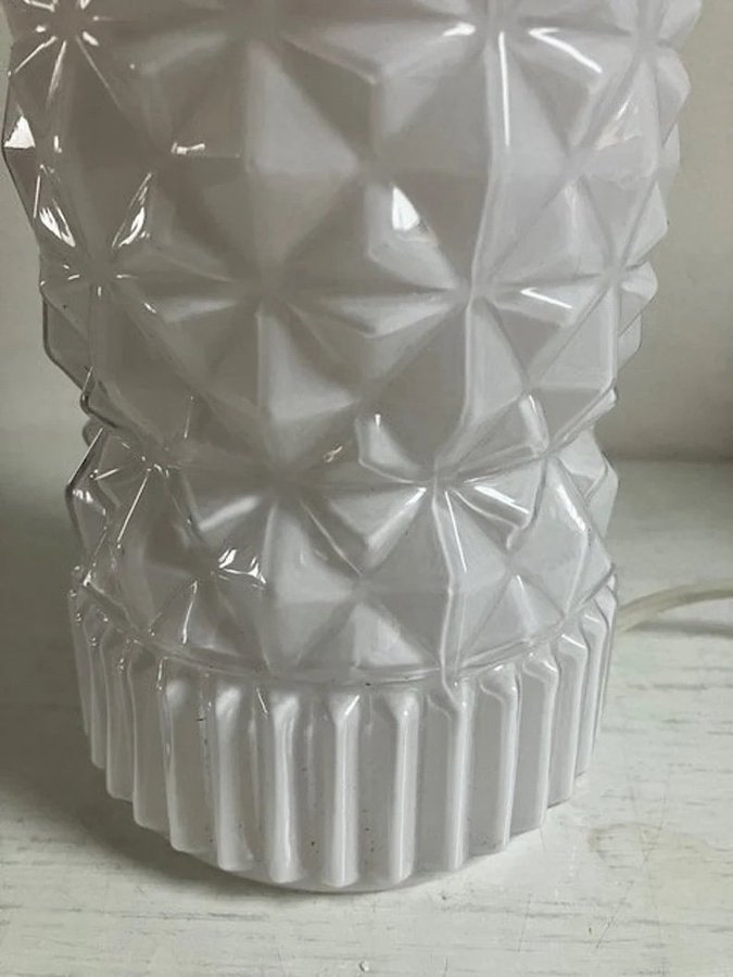 Äldre vanadin lampa bordslampa opalinglas från IKEA retro vintage inga skador