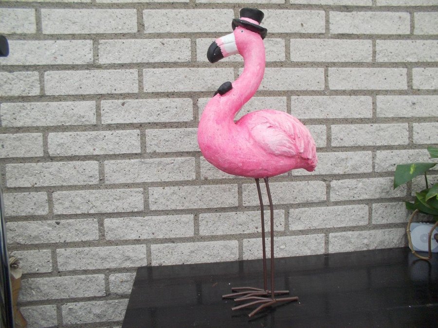 Oanvänd 62 cm hög flamingo med hatt och fluga för trädgården