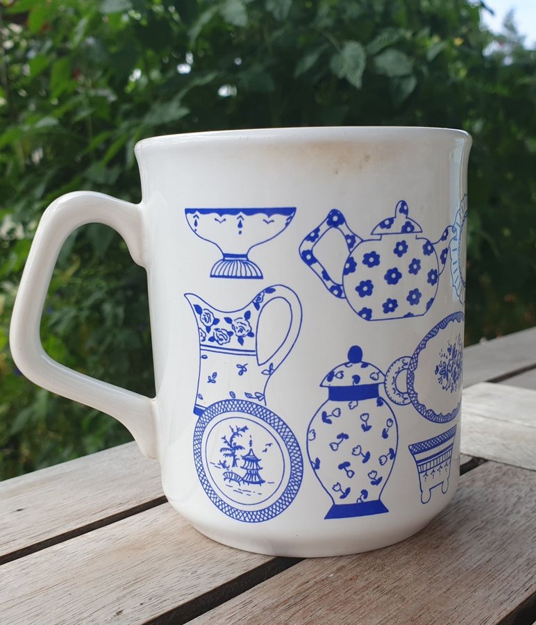 Mugg TAMS blåvitt motiv med servisdelar retro made in England