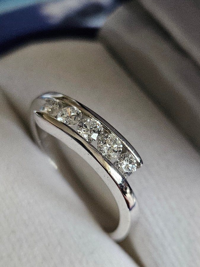 18K Vitguldring Diamanter 045Ct