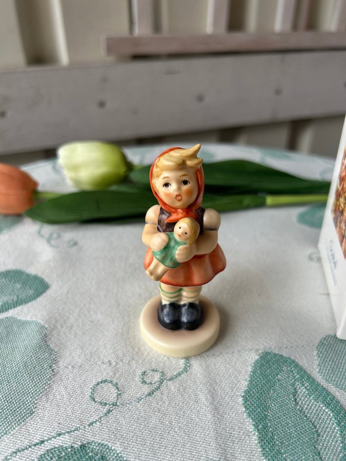 Goebel Hummel figurin 239/B - Mädchen mit Puppe / Girl with doll