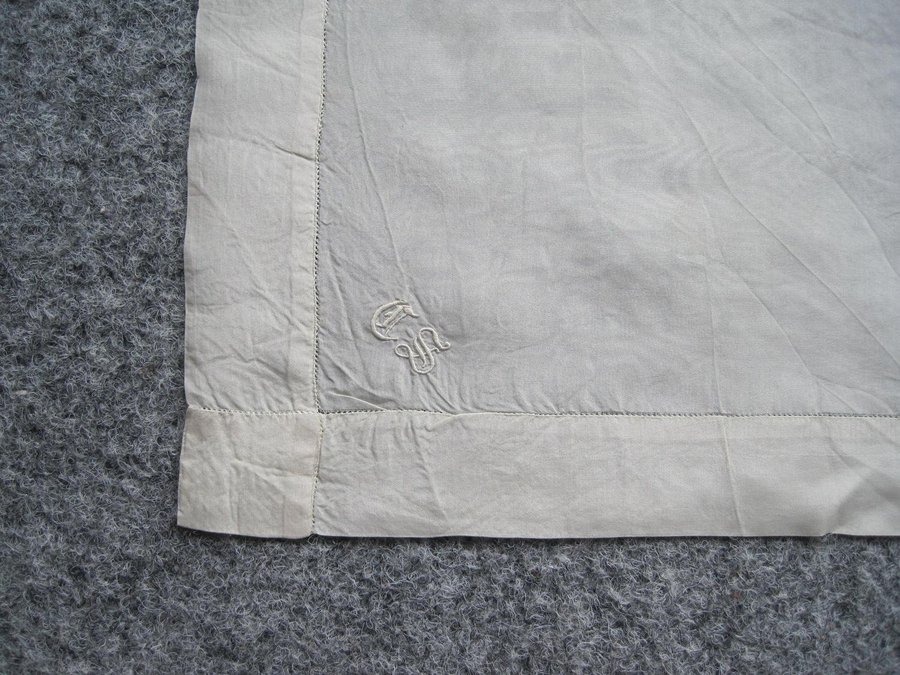 Vintage ljus beige silkescarf med monogram