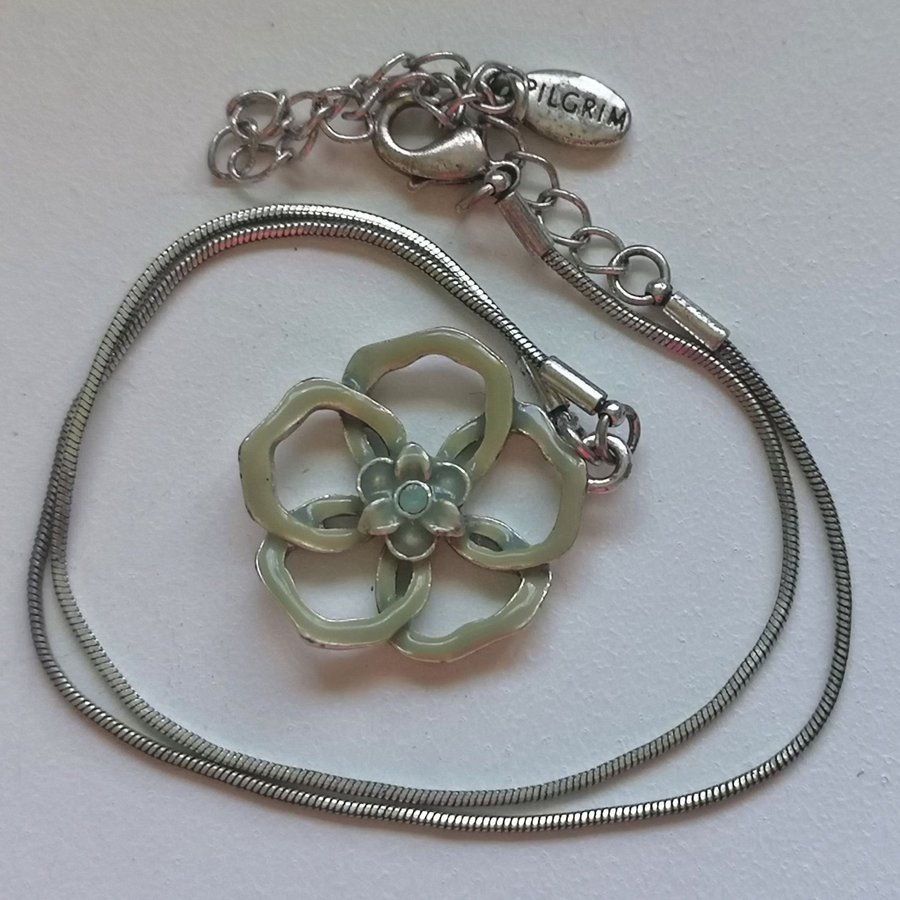 PILGRIM halsband med en blomma i gröna färger