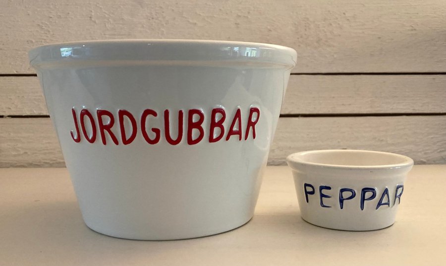 2st skålar BRUKA DESIGN Jordgubbar  Peppar Handmålad text i relief Fint skick