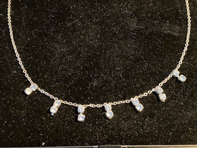 Elegant halsband med vita stenar Ca 39 cm lång reglerbart