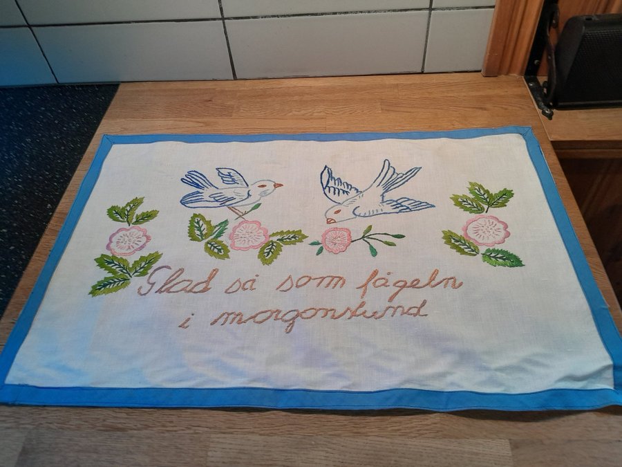 Bonad broderad handbroderad väggbonad GLAD SÅ SOM FÅGELN I MORGONSTUND