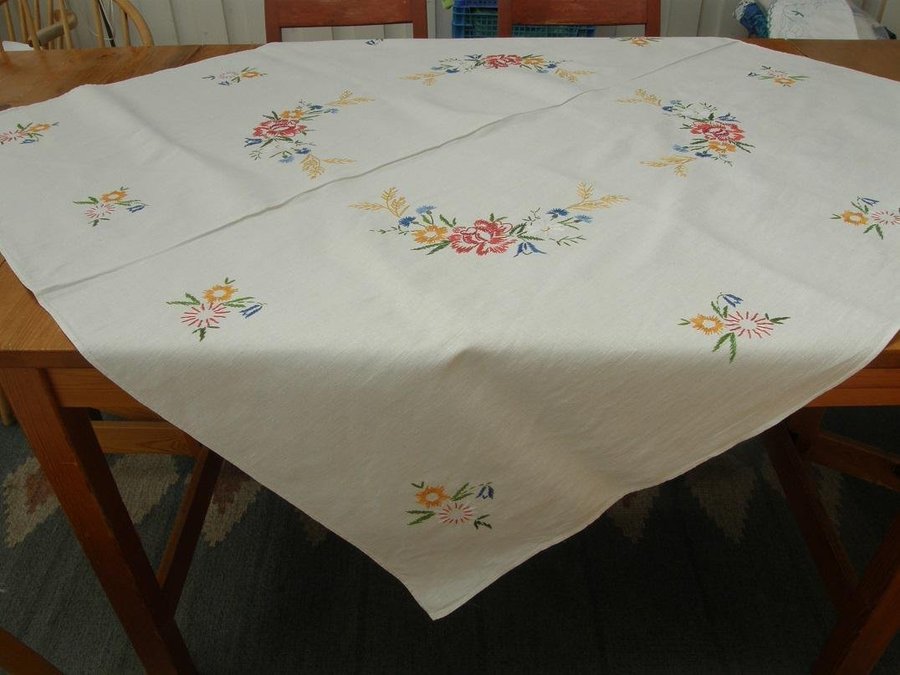 Linneduk / duk i linne / kaffeduk handbroderad 40-tal 135 x 125 cm