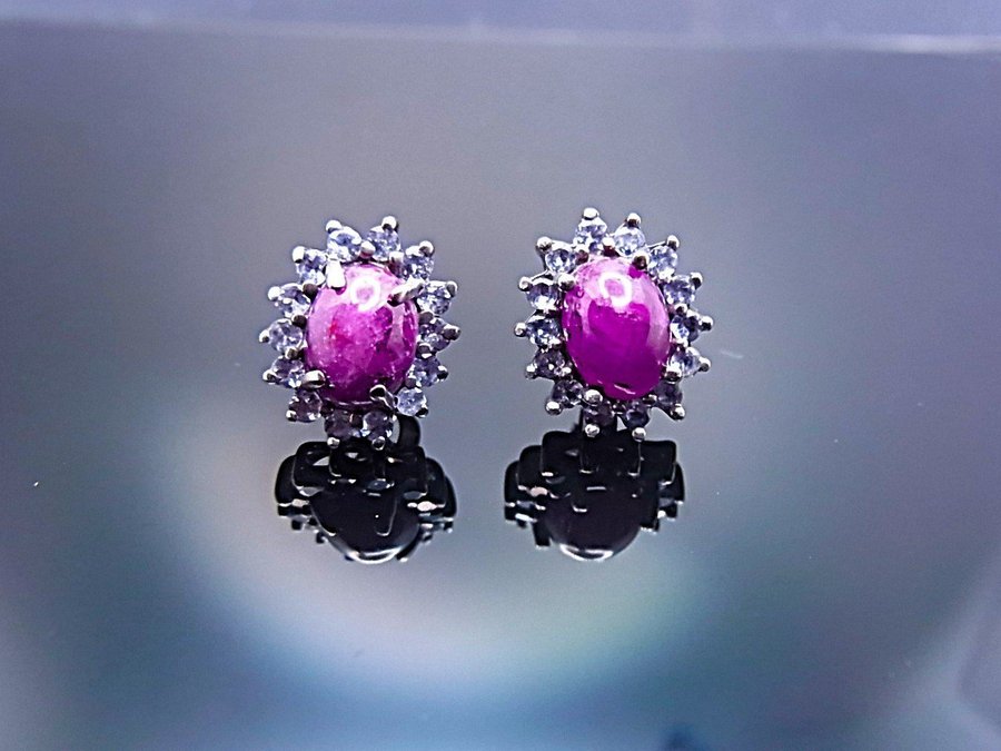 DESIGNER RUBY ÖRHÄNGEN med TANZANITE ENOURAGE / RUBIN OHRRINGE