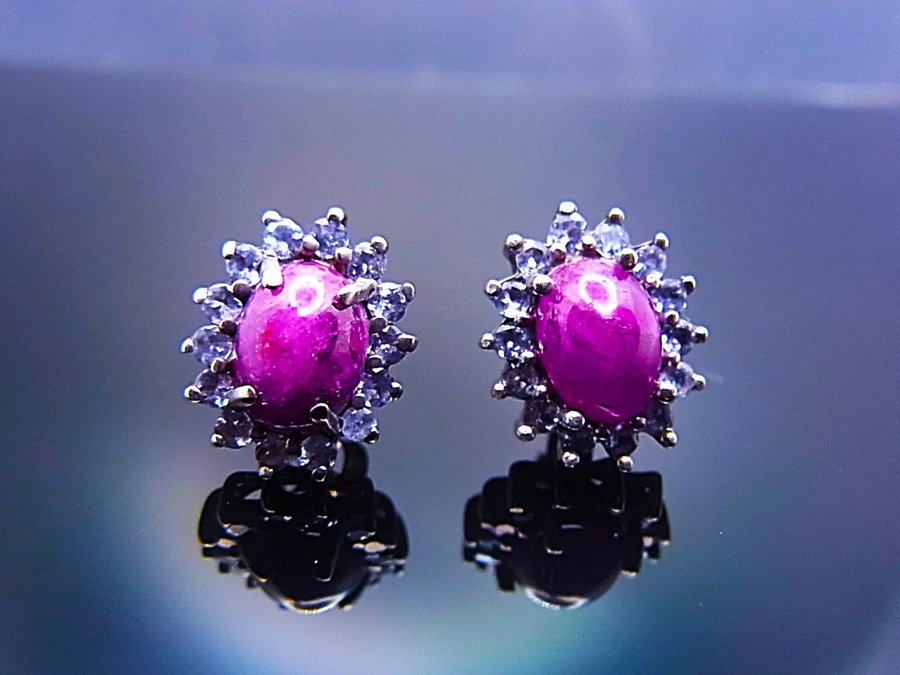 DESIGNER RUBY ÖRHÄNGEN med TANZANITE ENOURAGE / RUBIN OHRRINGE