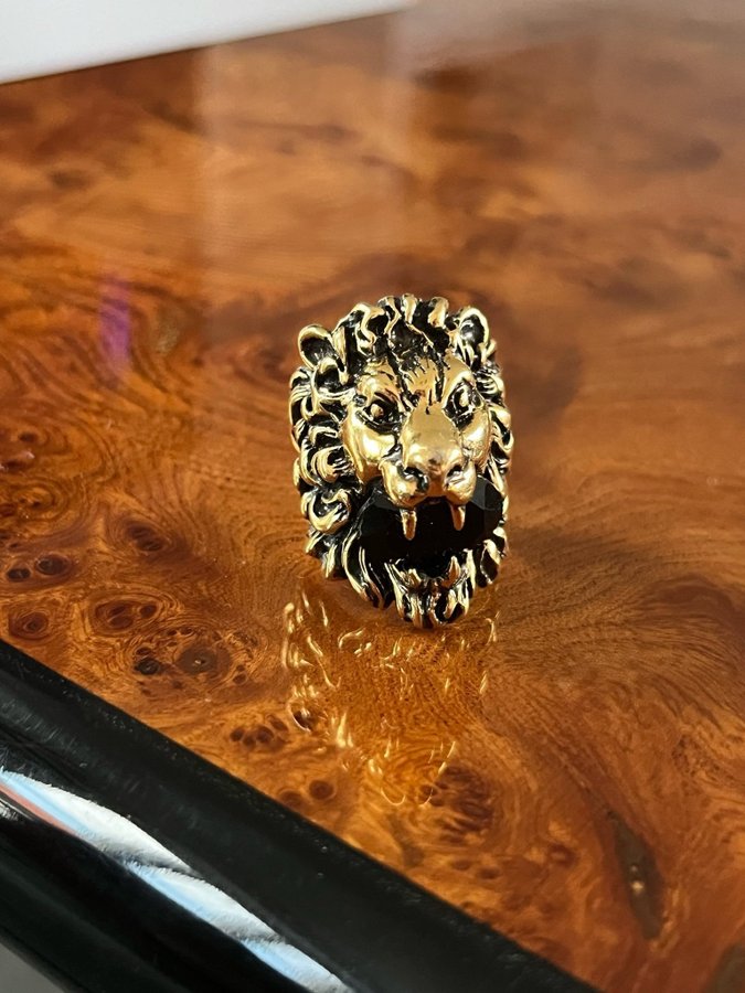 Gucci vintage ring lion