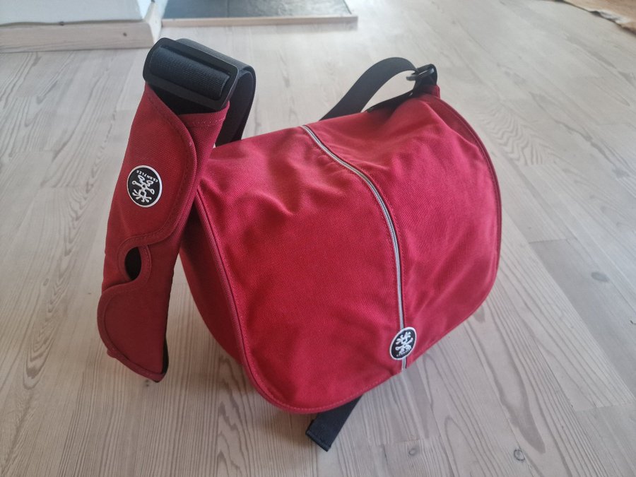 Crumpler axelväska kameraväska hallonröd