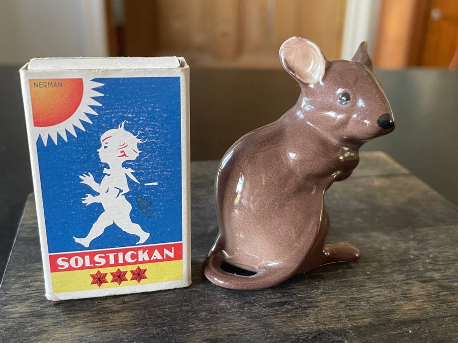 BESWICK ENGLAND OTROLIGT SÖT MUS I PORSLIN