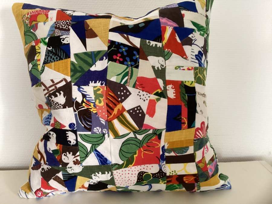 Patchwork kudde i Josef Frank linnetyger 315 från Svenskt Tenn