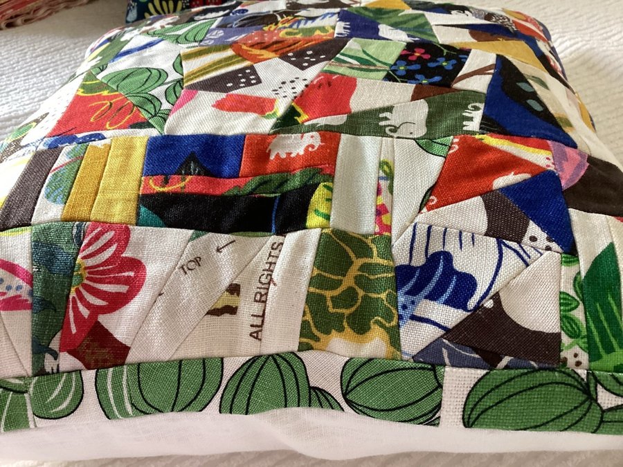 Patchwork kudde i Josef Frank linnetyger 315 från Svenskt Tenn