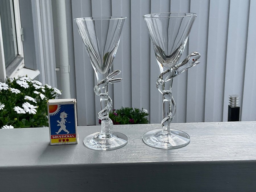 Snapsglas glas med orm Cleopatra - Signerad - Ulrica Hydman Vallien Kosta Boda