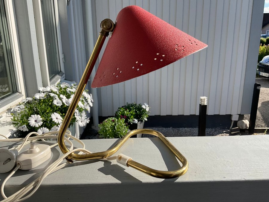 Erik Wärna Bordslampa i mässing Gnosjö GK14 Lampa vägglampa röd plåt - retro