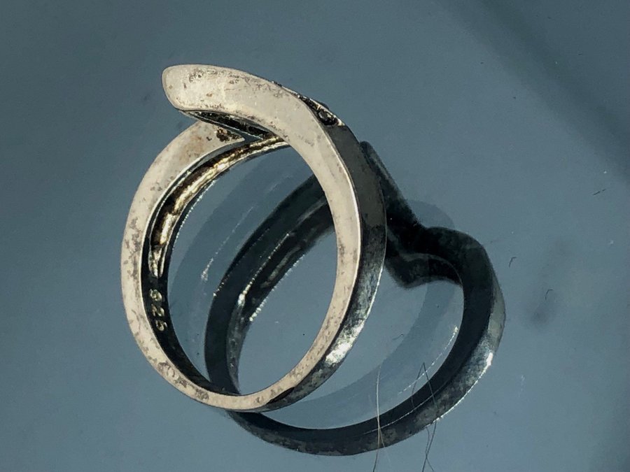 Äldre ring I äkta sterling silver abstrakt gnistrande vita stenar