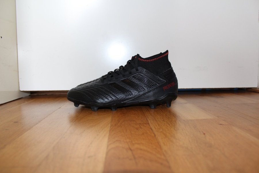 Adidas Predator Fotbollsskor i storlek 40 2/3i fint skick