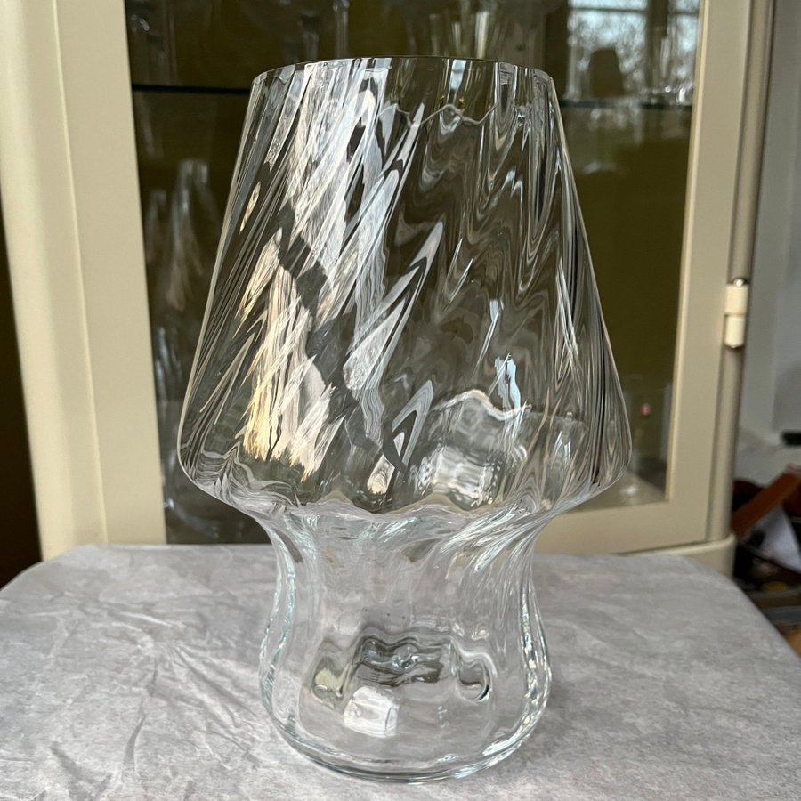 VAS * GLAS * SVAMP FORMAD * TULPANVAS * HANDGJORD * MASSIV * VINTAGE * RETRO