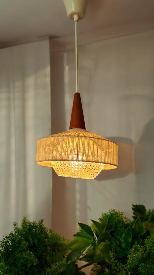 Gammal taklampa / Trådlampa med glaskupa och teak / Funkis / Vintage Retro