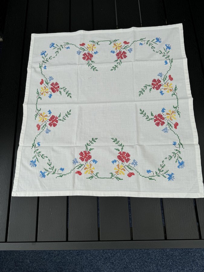 BRODERAD BORDSDUK 68X64 MINDRE KAFFEFLÄCKAR