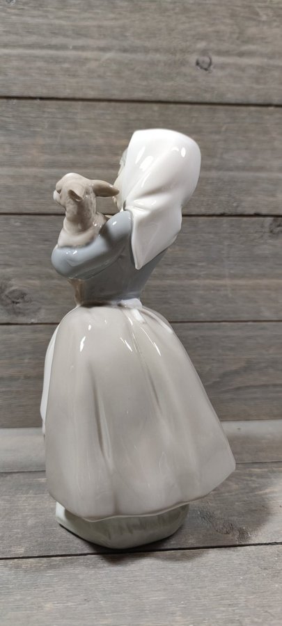 FIGURIN - NAO BY LLADRO - FLICKA MED LAMM