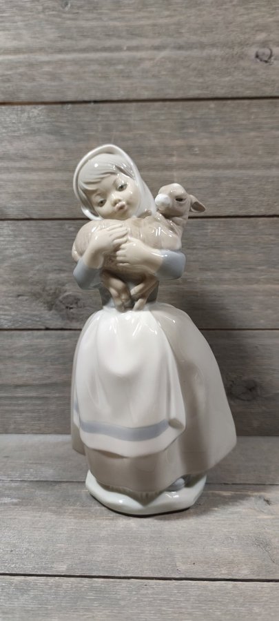 FIGURIN - NAO BY LLADRO - FLICKA MED LAMM