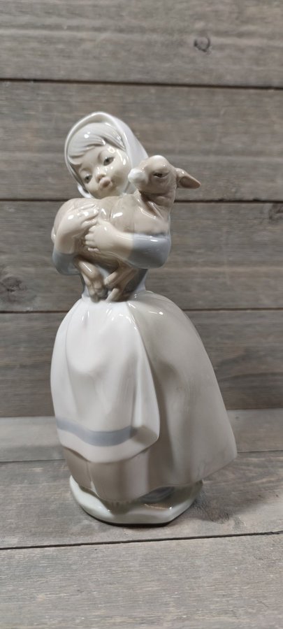 FIGURIN - NAO BY LLADRO - FLICKA MED LAMM