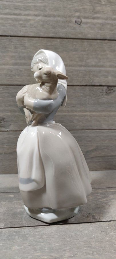 FIGURIN - NAO BY LLADRO - FLICKA MED LAMM