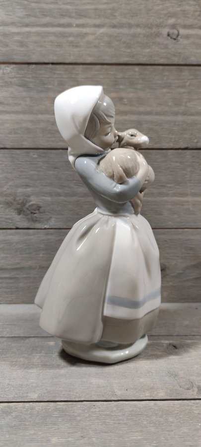 FIGURIN - NAO BY LLADRO - FLICKA MED LAMM