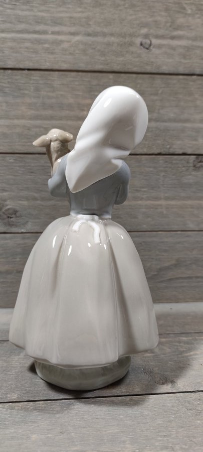 FIGURIN - NAO BY LLADRO - FLICKA MED LAMM