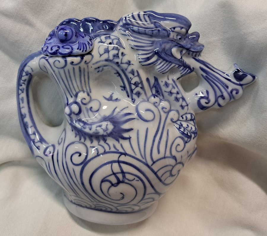 Drake Tekanna Dragon Teapot in blue and white Chinese porcelain