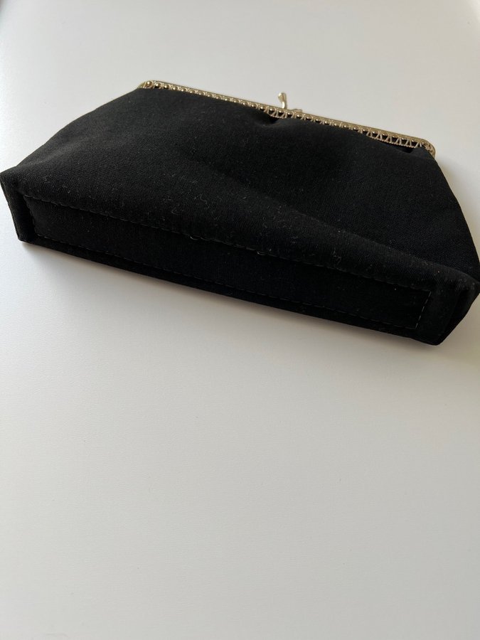 Gorgeous vintage mini clutch purse with chain