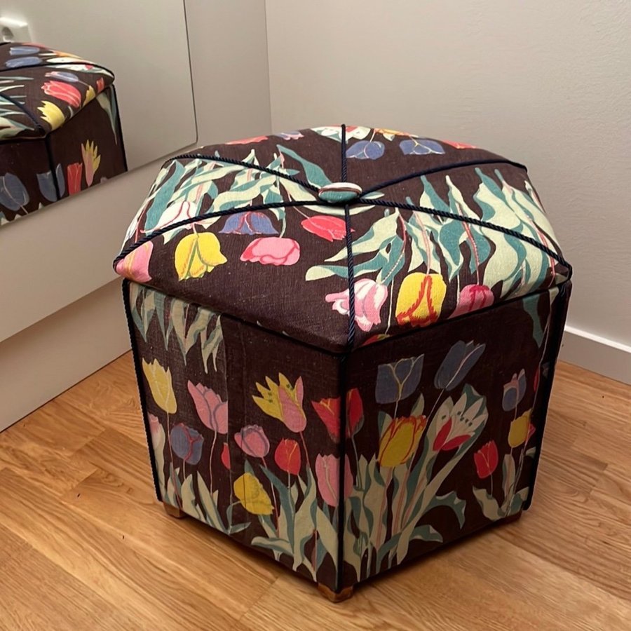 Vintage Sypall Pall  Förvaring Textil Josef Frank Svart ”Tulpaner” Svenskt Tenn