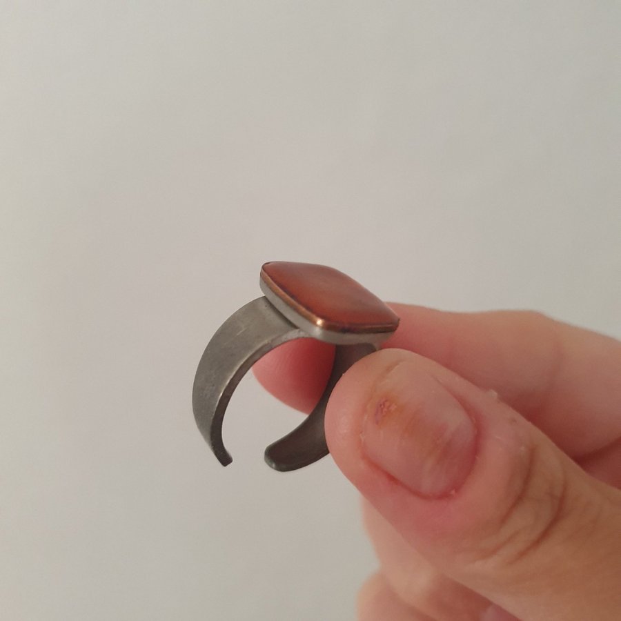 Justerbar ring i metall