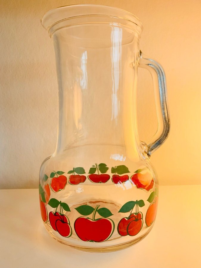 Retro tillbringare Kanna Glas Somrigt med saft Äpplen Körsbär