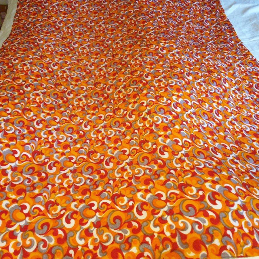 TYG/KLÄNNINGSTYG ORANGEMÖNSTRAT TUNT MED LITE TÖJ 115 X 157 CM RETRO