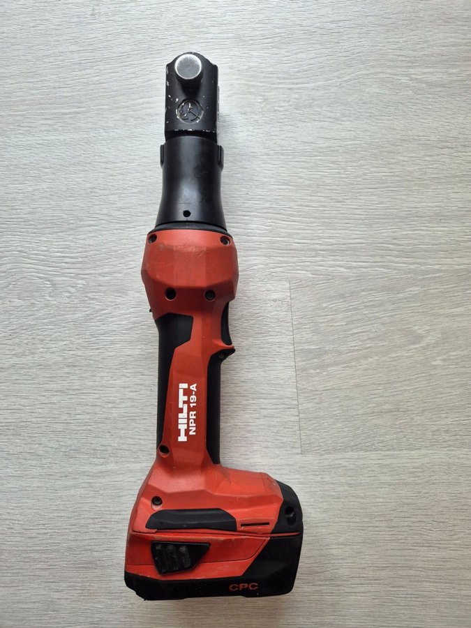 HILTI PRESSMASKIN KOMPLETT MED LÅDA