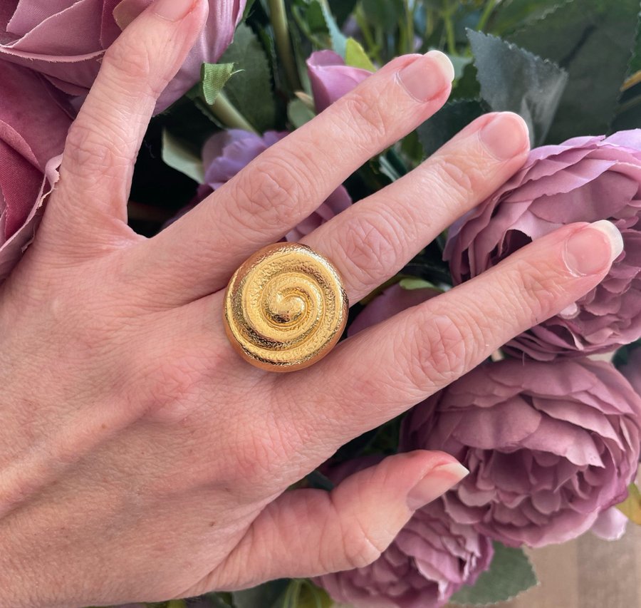 Justerbar spiral ring