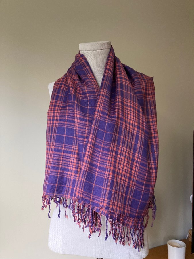 Sjal halsduk scarf scarve lila rosa rutig Soaked in luxury viskos