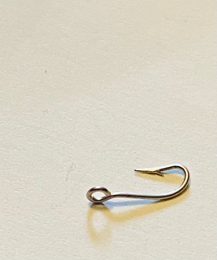 MUSTAD nr30 Qual 2330 100st minikrokar med ögla i sin original ask !