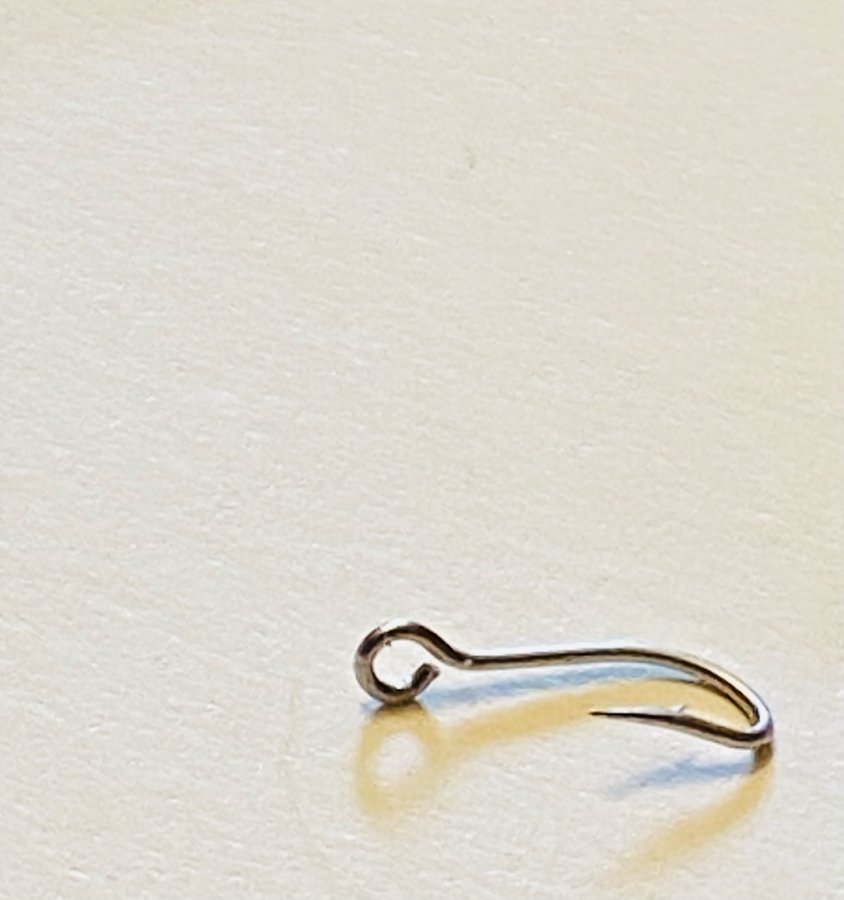 MUSTAD nr30 Qual 2330 100st minikrokar med ögla i sin original ask !