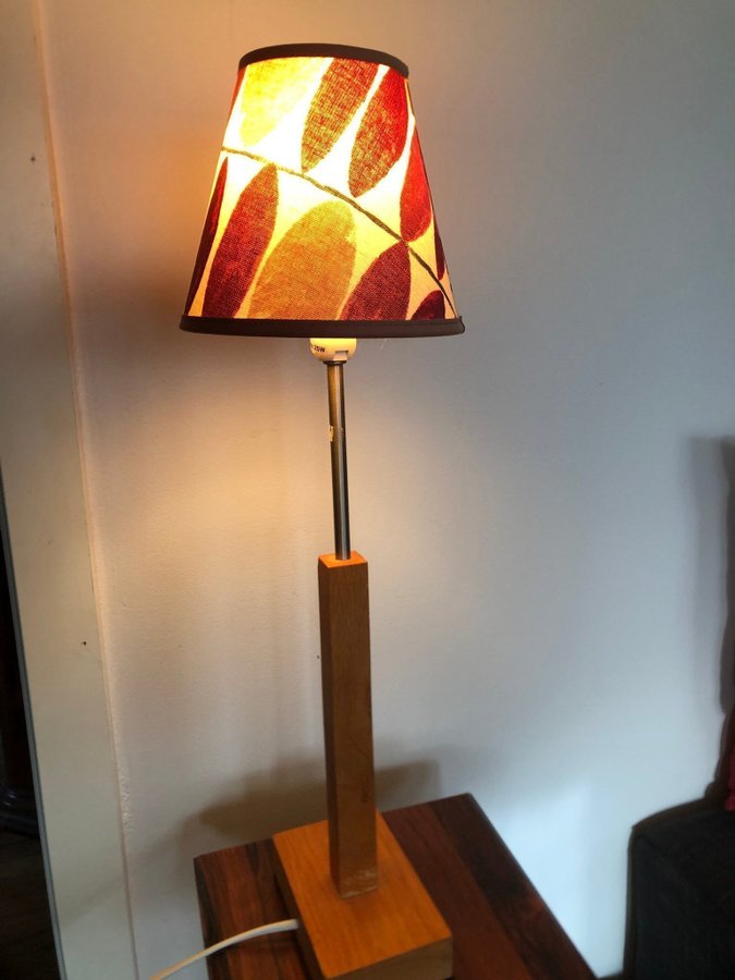 Fönsterlampa i trä och metall med vintage lampskärmhöjd circa 53 cm med skärm