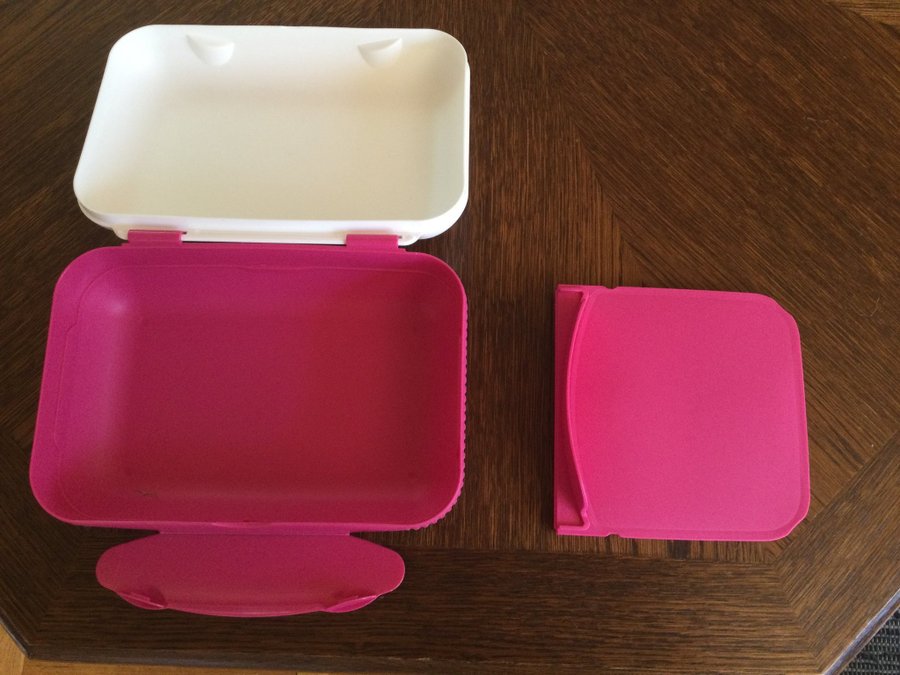 Unik Tupperware lunchbox med mellanväggar och med motiv av Brownie Wise