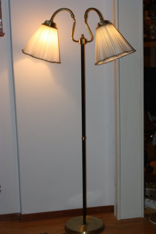 Gammal 50-60 tal golv lampa mässing och original tyg skärm