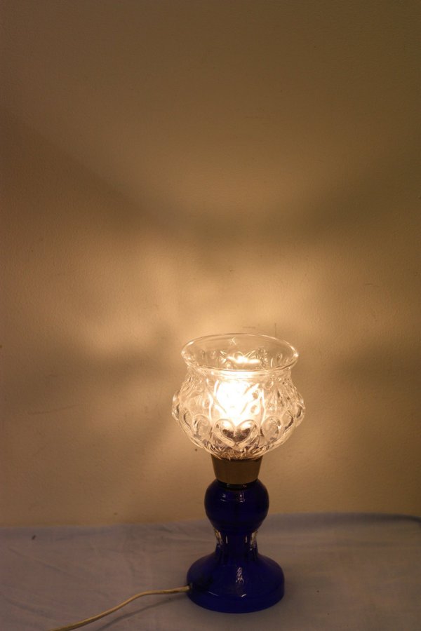 Gammal bords säng fönsterlampa blå glas mässing och dekorerad glas kupa RETRO