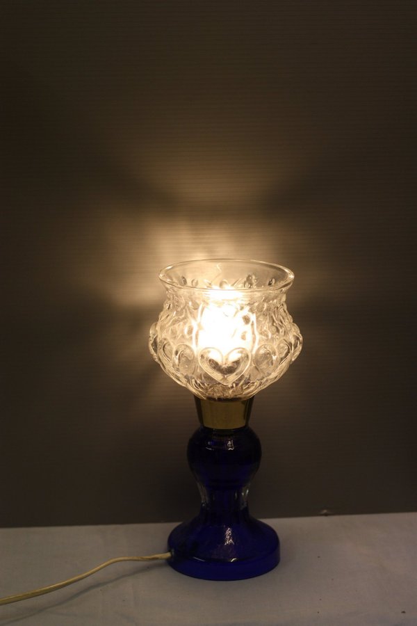 Gammal bords säng fönsterlampa blå glas mässing och dekorerad glas kupa RETRO