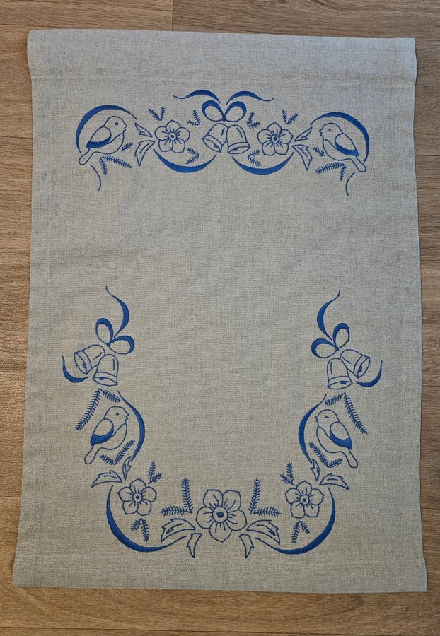 ÄLDRE VACKER PARADHANDDUK BLÅ BRODYR LINNE HAND BRODERAD ca 79 x 56 cm