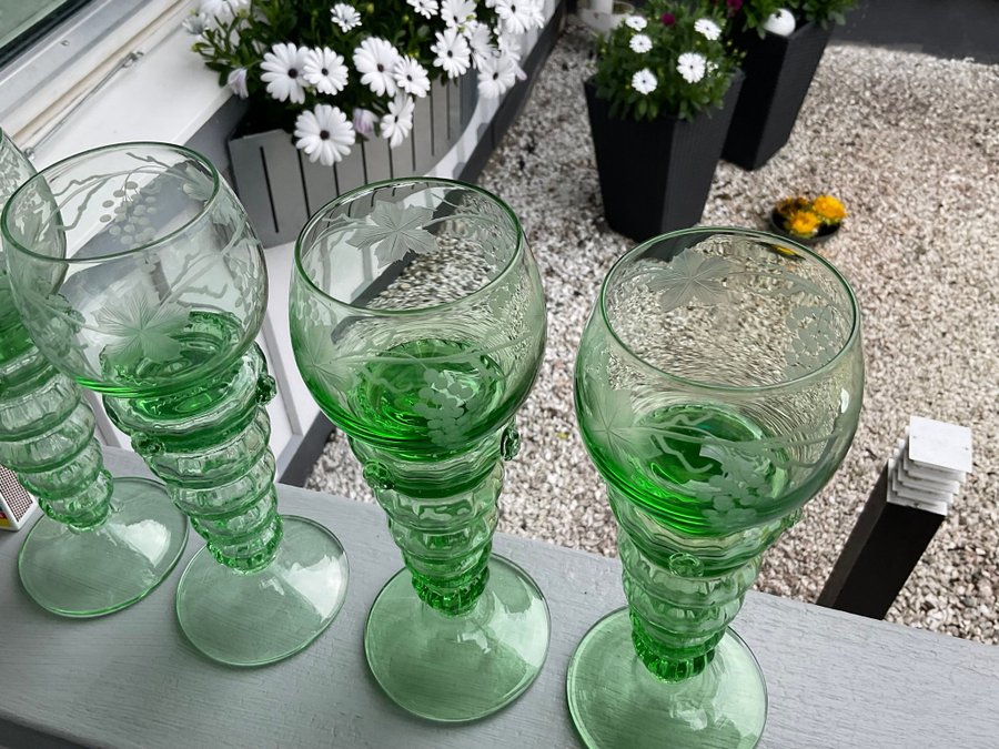 4 st Remmare glas - retro / vintage vinglas Graverad dekor Grön fot Kosta?